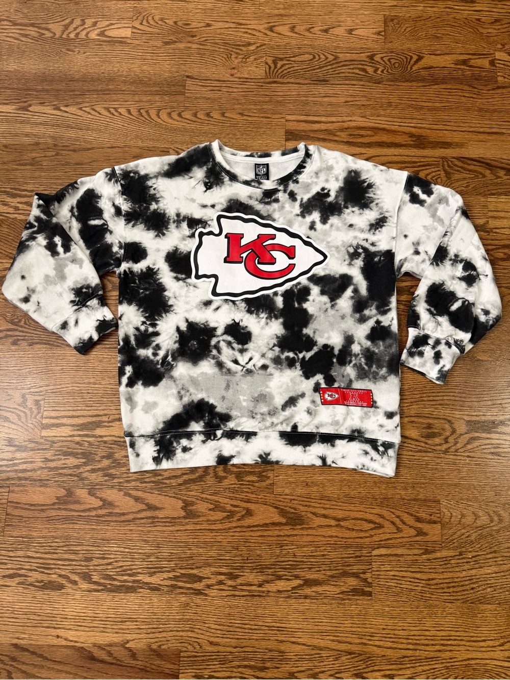 Women’s Black/White Tie-Dye Galaxy Sweatshirt Medium NFL Kansas City Chiefs EUC!